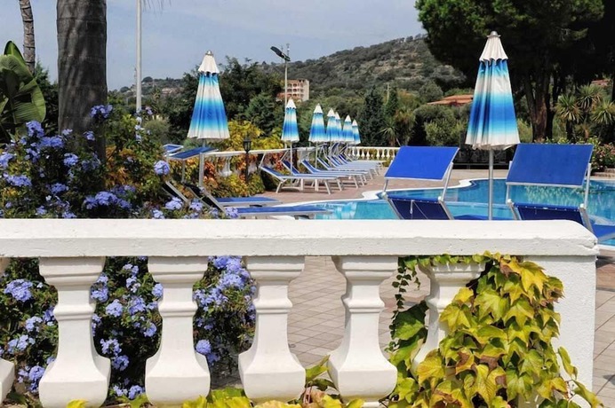 Imagen de la piscina del Hotel Villaggio Pineta Petto Bianco, Ricadi. Foto 17