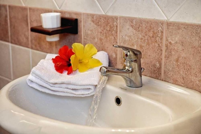 Imagen de la habitación del Hotel Villaggio Pineta Petto Bianco, Ricadi. Foto 6