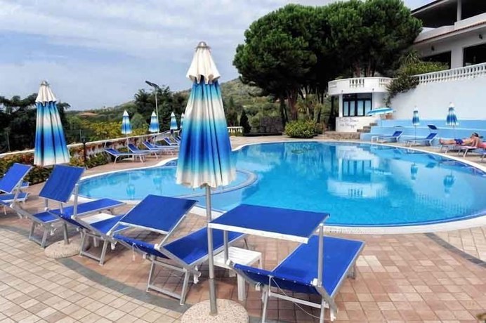 Imagen de la piscina del Hotel Villaggio Pineta Petto Bianco, Ricadi. Foto 20