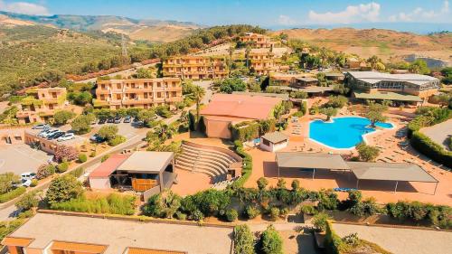 Imagen general del Hotel Villaggio Porto Rhoca. Foto 11