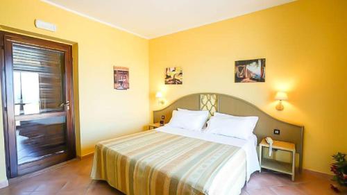 Imagen de la habitación del Hotel Villaggio Porto Rhoca. Foto 15