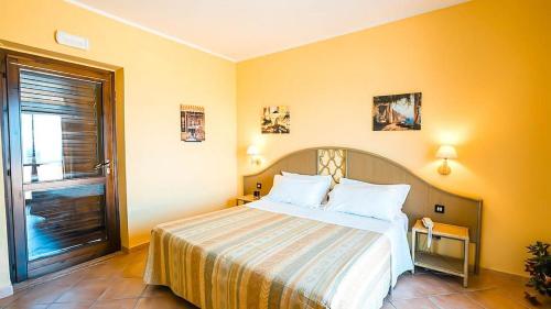 Imagen de la habitación del Hotel Villaggio Porto Rhoca. Foto 19