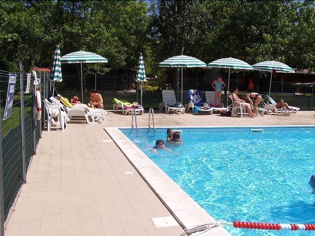 Imagen de la piscina del Hotel Villaggio Samoa. Foto 18
