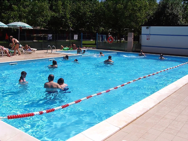 Imagen de la piscina del Hotel Villaggio Samoa. Foto 19