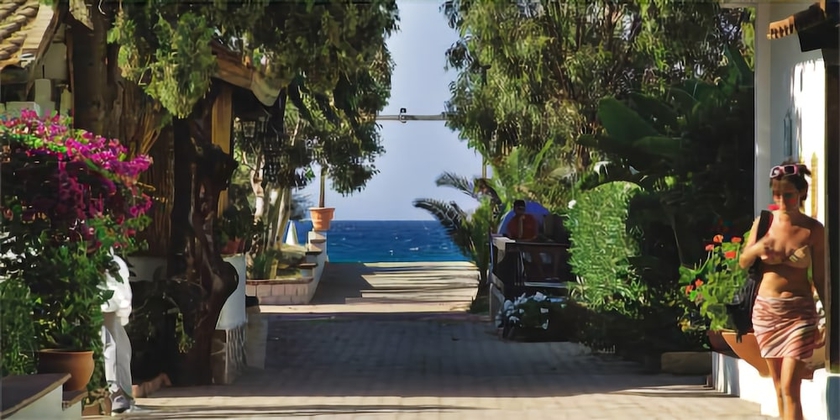 Imagen de los exteriores del Hotel Villaggio Simenzaru. Foto 10