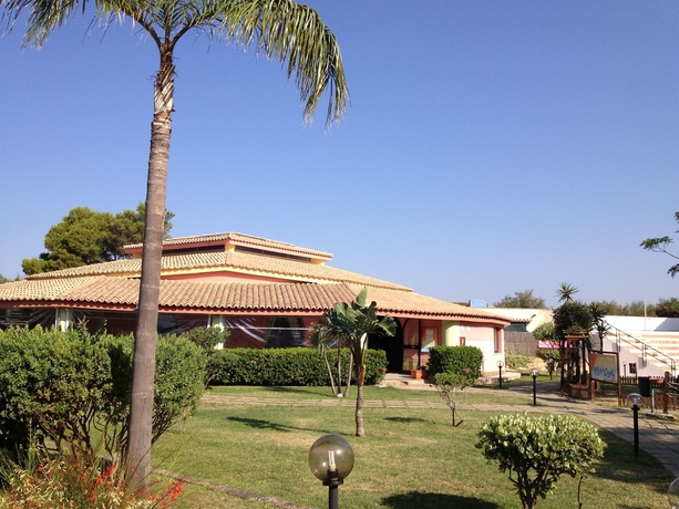 Imagen de los exteriores del Hotel Villaggio Spiagge Rosse. Foto 11