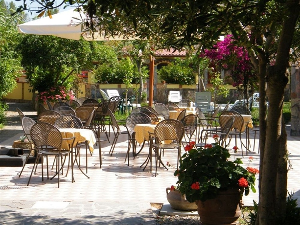 Imagen de los exteriores del Hotel Villaggio Tab&ugrave;. Foto 9