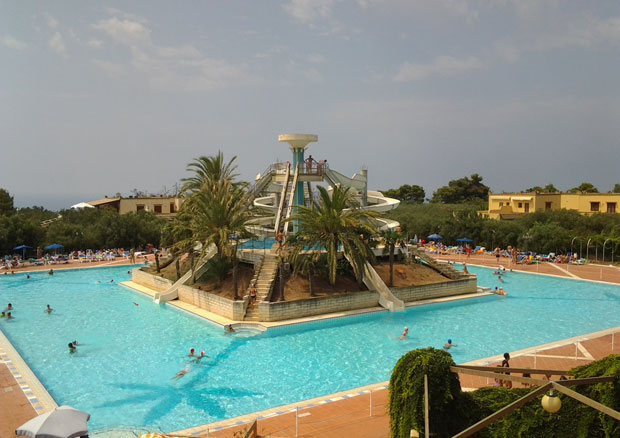 Imagen de la piscina del Hotel Villaggio Torre Macauda. Foto 15