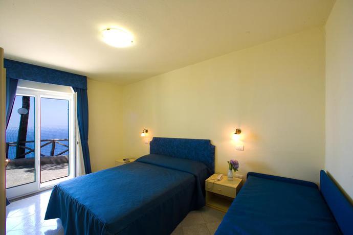 Imagen de la habitación del Hotel Villaggio Villa Lubrense. Foto 3