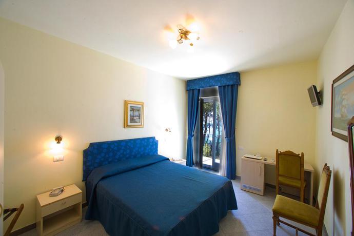 Imagen de la habitación del Hotel Villaggio Villa Lubrense. Foto 4