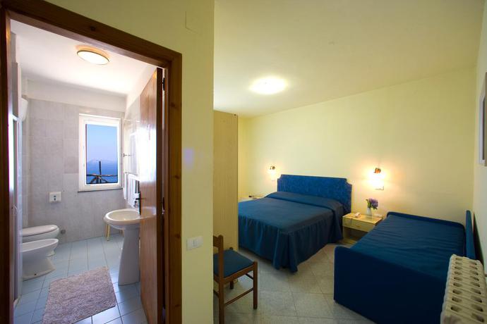 Imagen de la habitación del Hotel Villaggio Villa Lubrense. Foto 5