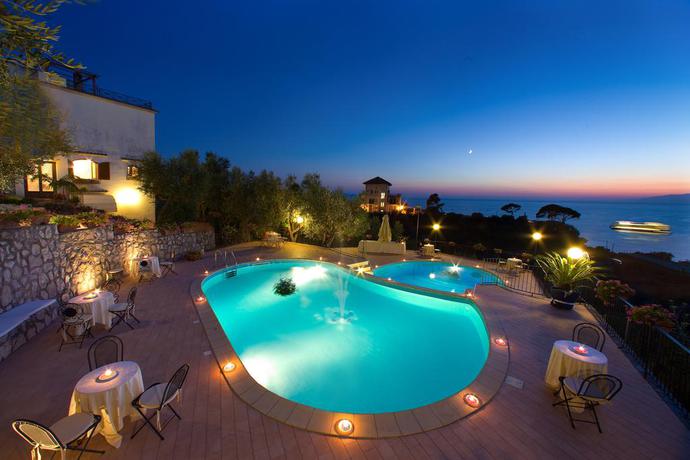 Imagen de la piscina del Hotel Villaggio Villa Lubrense. Foto 13