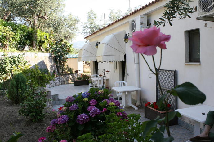 Imagen de los exteriores del Hotel Villaggio Villa Lubrense. Foto 9