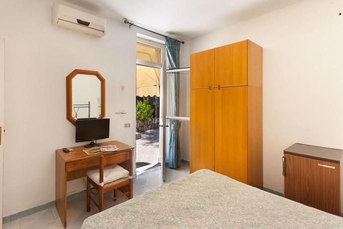 Imagen de la habitación del Hotel Villaggio Villa Lubrense. Foto 8