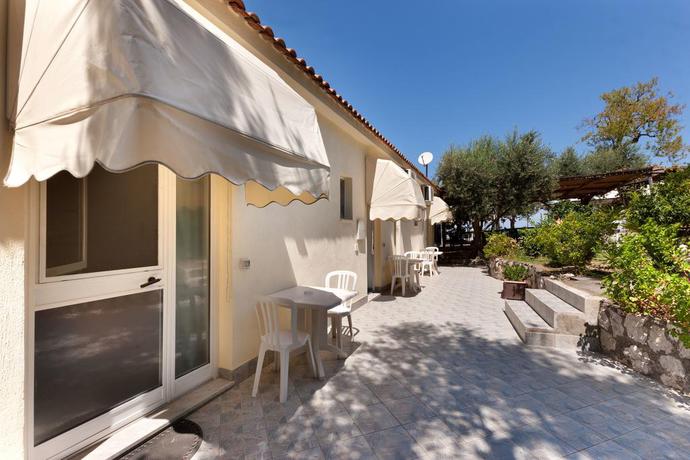 Imagen de los exteriores del Hotel Villaggio Villa Lubrense. Foto 11