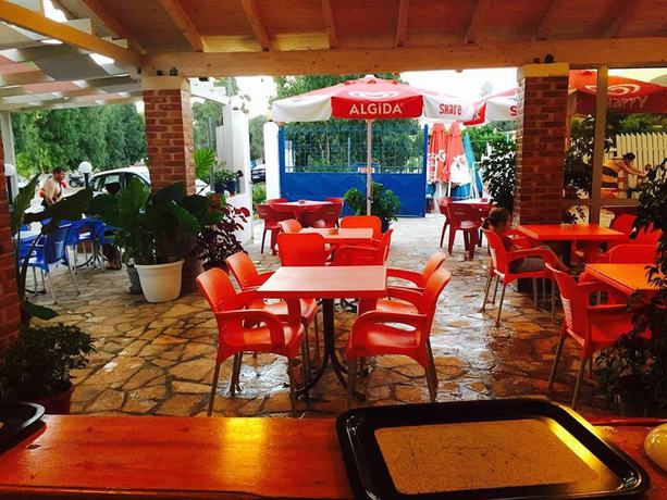 Imagen del bar/restaurante del Hotel Villaggio shehu. Foto 10