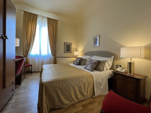 Imagen de la habitación del Hotel Villani. Foto 4