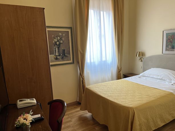 Imagen de la habitación del Hotel Villani. Foto 9