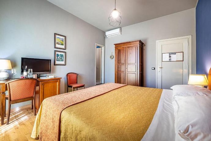 Imagen de la habitación del Hotel Villani. Foto 10