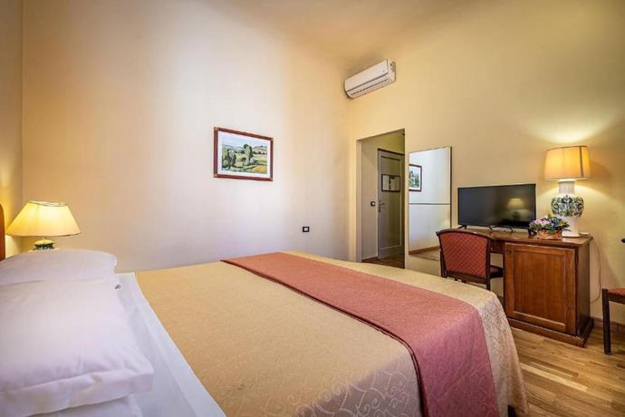 Imagen de la habitación del Hotel Villani. Foto 13