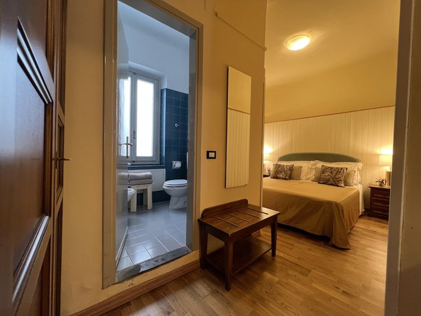 Imagen de la habitación del Hotel Villani. Foto 17