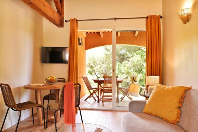 Imagen de la habitación del Hotel Villas Abbartello. Foto 8