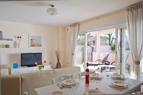 Imagen de la habitación del Hotel Villas Almar. Foto 8