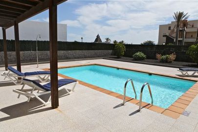 Imagen de la piscina del Hotel Villas Burgado. Foto 7