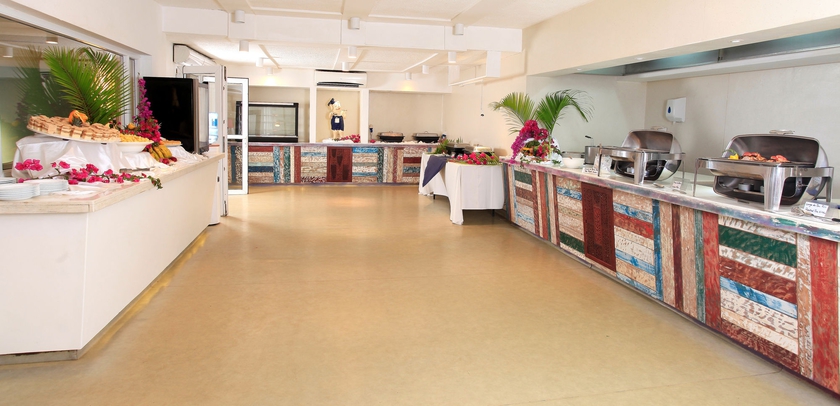 Imagen del bar/restaurante del Hotel Villas Caroline. Foto 4