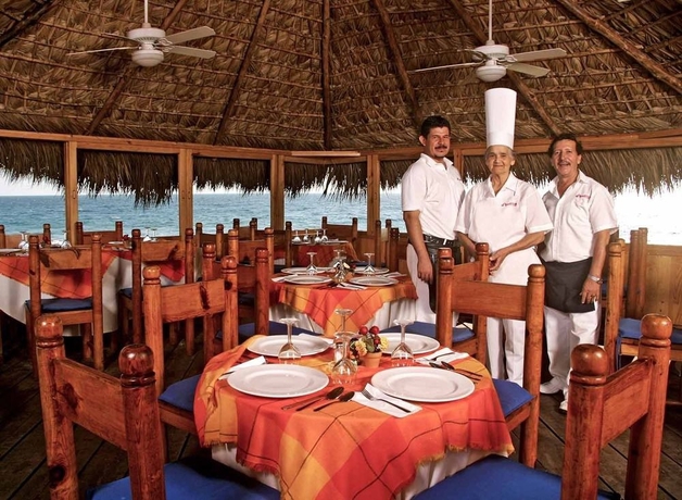 Imagen del bar/restaurante del Hotel Villas El Rancho. Foto 2