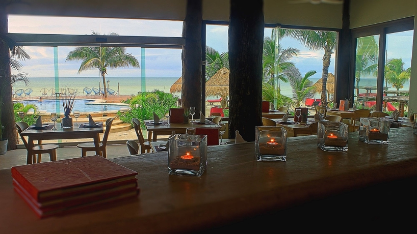 Imagen del bar/restaurante del Hotel Villas Flamingos. Foto 3