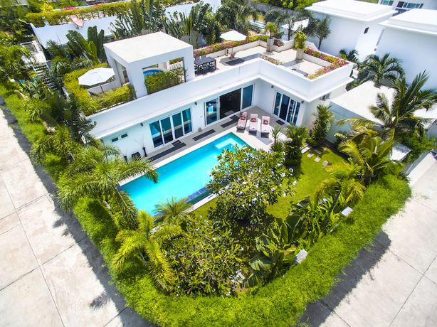 Imagen de la piscina del Hotel Villas In Pattaya. Foto 20