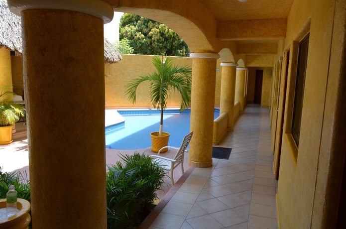 Imagen de la piscina del Hotel Villas La Lupita. Foto 13