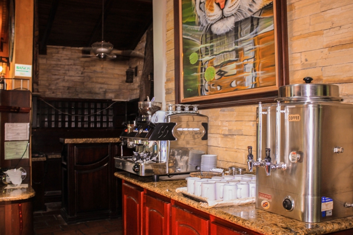 Imagen del bar/restaurante del Hotel Villas Lirio. Foto 3