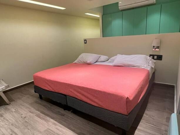 Imagen de la habitación del Hotel Villas Maria Isabel. Foto 15