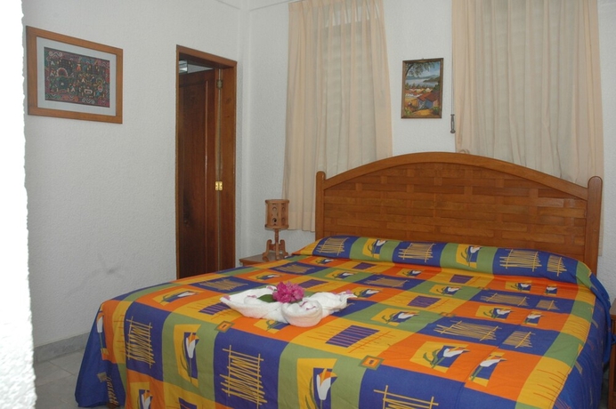 Imagen de la habitación del Hotel Villas Mercedes. Foto 8