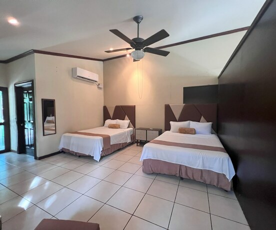 Imagen de la habitación del Hotel Villas Noelia. Foto 17