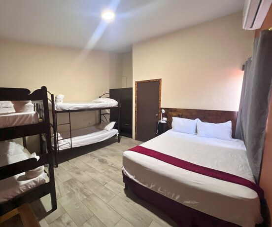 Imagen de la habitación del Hotel Villas Noelia. Foto 20