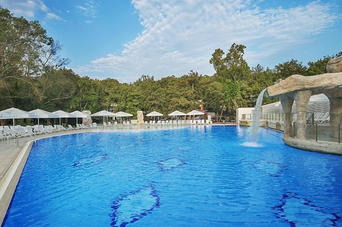 Imagen de la piscina del Hotel Villas Ropotamo. Foto 16
