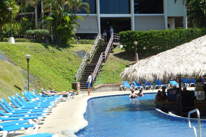 Imagen de la piscina del Hotel Villas Sol and Beach Resort - All Inclusive. Foto 16