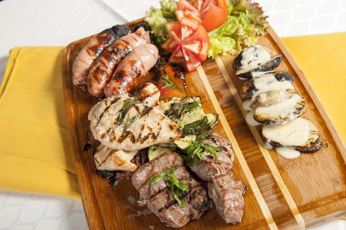 Imagen del bar/restaurante del Hotel Villas Sol and Beach Resort - All Inclusive. Foto 5