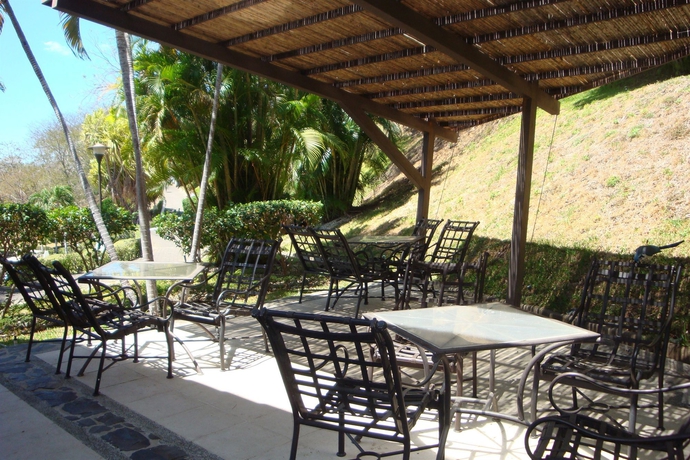 Imagen del bar/restaurante del Hotel Villas Sol and Beach Resort - All Inclusive. Foto 6