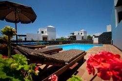 Imagen de la piscina del Hotel Villas Yaiza Village. Foto 7