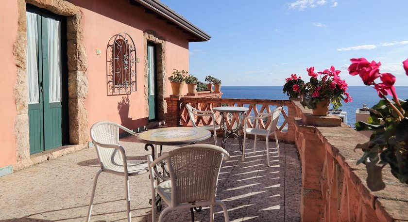 Imagen de los exteriores del Hotel Villino Gallodoro. Foto 13