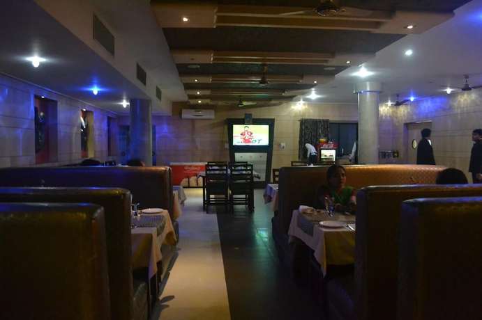 Imagen del bar/restaurante del Hotel Vinayak Palace, Bilaspur. Foto 4