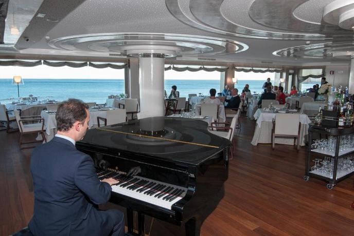 Imagen del bar/restaurante del Hotel Vincci Selección Aleysa. Foto 2