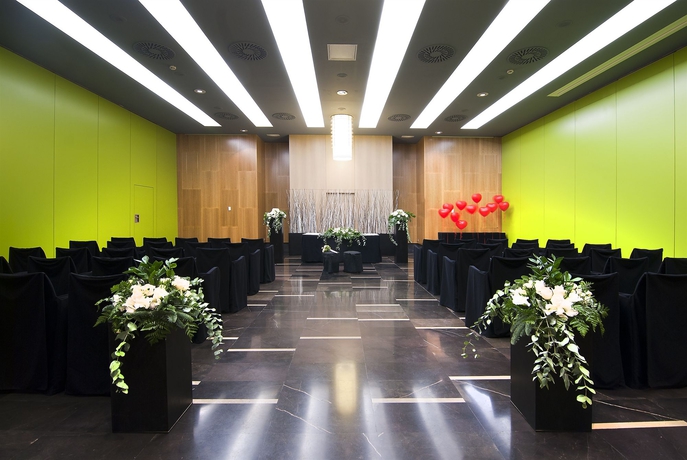 Imagen de los interiores del Hotel Vincci Zentro Zaragoza. Foto 11