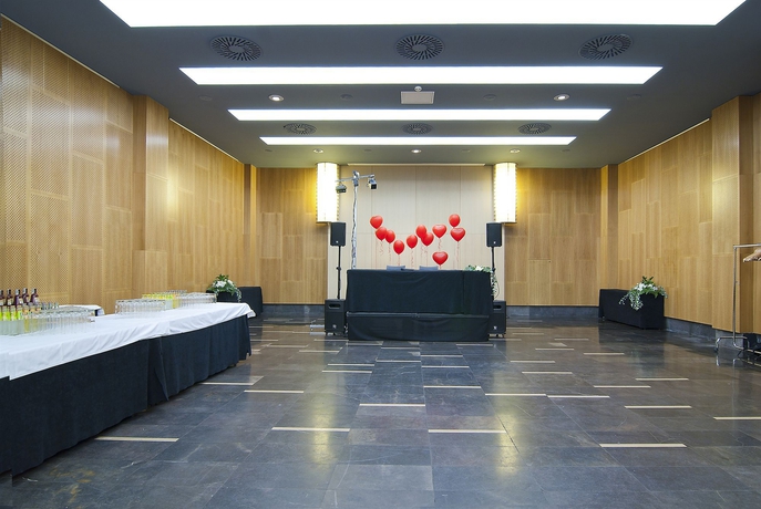 Imagen de los interiores del Hotel Vincci Zentro Zaragoza. Foto 12