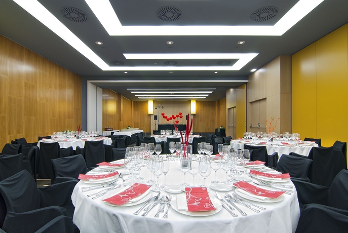 Imagen de los interiores del Hotel Vincci Zentro Zaragoza. Foto 13