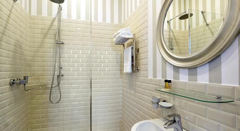 Imagen de la habitación del Hotel Vincent Hotel. Foto 11